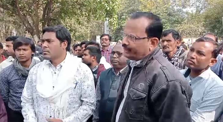अपनी मांगों को लेकर कलेक्ट्रेट पहुंचे मसीही समाज के लोग।