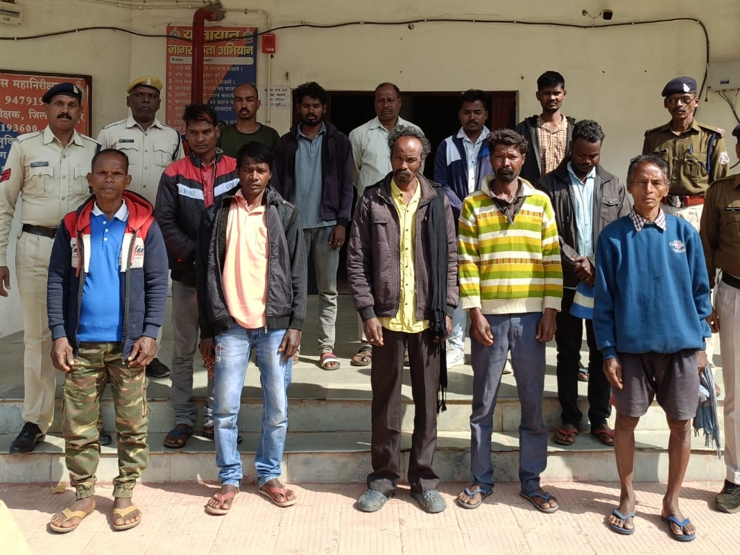 पुलिस ने 14 आरोपियों को गिरफ्तार किया है।