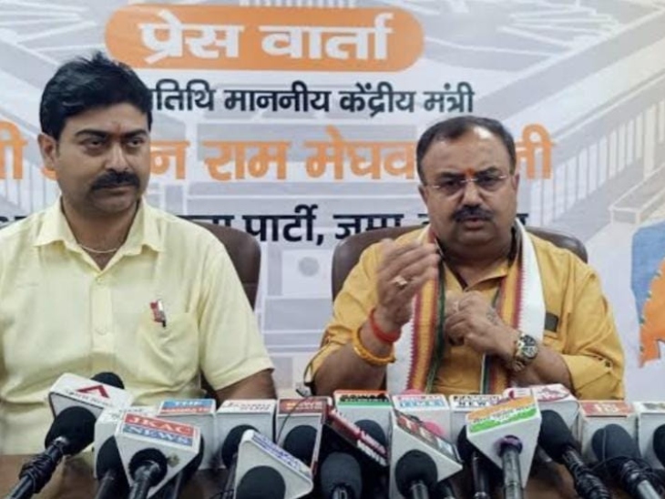 BJP MLA Vikram Randhawa said in a press conference that if the people of Jammu are discriminated against, trucks going to Kashmir will be stopped.