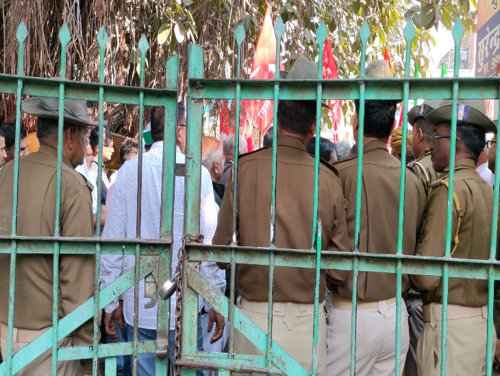 कलेक्ट्रेट के बाहर पुलिस बल तैनात किया गया।