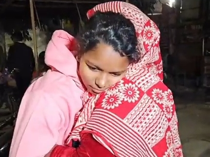 बेटी को मां ने लगाया गले।