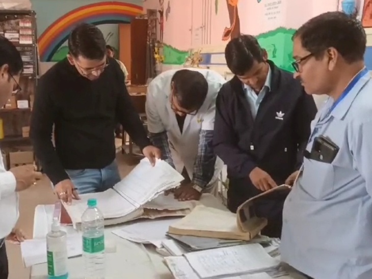 एनएचएसआरसी टीम ने मंगलवार को&nbsp;करौली जिला&nbsp;अस्पताल की विभिन्न यूनिटों का रैपिड एसेसमेंट किया। - Dainik Bhaskar