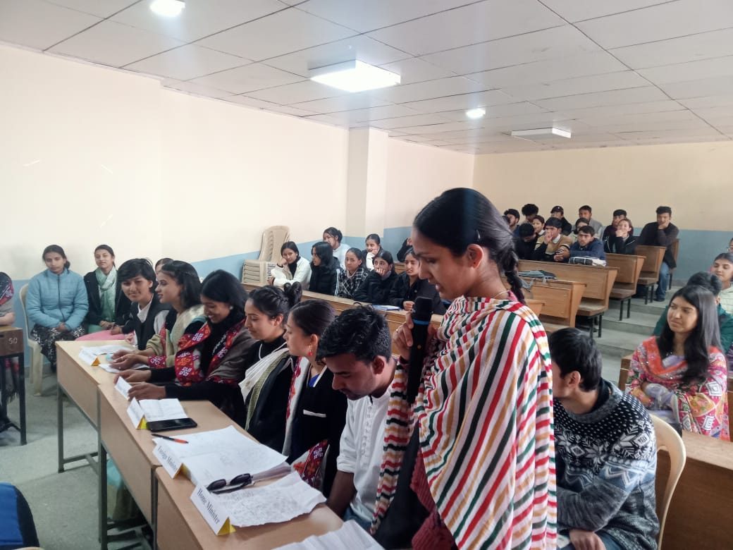 रिकांगपिओ के कॉलेज में संविधान दिवस पर व्याख्यान देती छात्रा