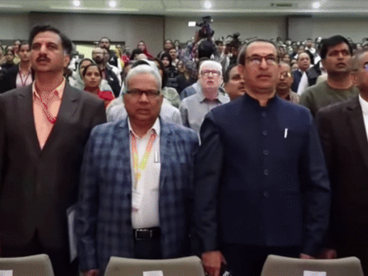 कार्यक्रम में मौजूद राज्यपाल और अधिकारी-कर्मचारी गण