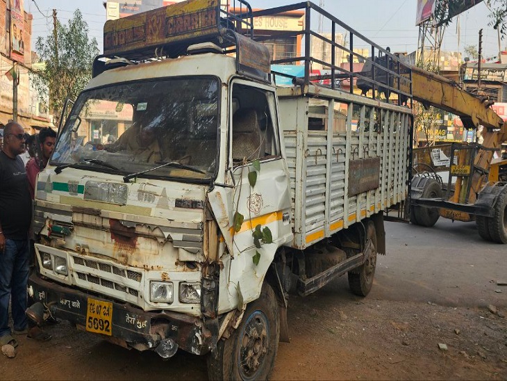 दुर्घटना करने वाले ट्रक को क्रेन से हटाते हुए