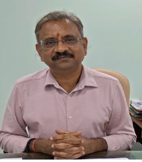 अतिरिक्त परिवहन आयुक्त डी. रविशंकर जानकारी साझा करते हुए।