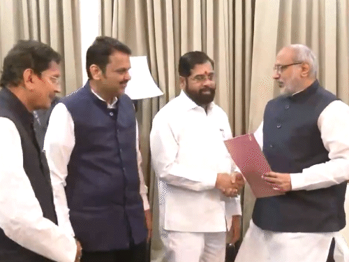 26 नवंबर को शिंदे ने राज्यपाल को इस्तीफा सौंपा।  इस दौरान डिप्टी CM देवेंद्र फडणवीस और अजित पवार भी मौजूद थे। - Dainik Bhaskar