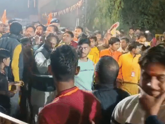 पदयात्रा निवाड़ी के घुघसी के कॉलेज ग्राउंड पहुंची। यहां ठहरने की व्यवस्था की गई है।