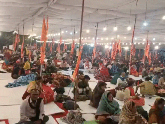 कॉलेज में भक्तों के ठहरने के लिए पंडाल बनाए गए हैं। यहां भजनों की प्रस्तुति भी दी गई।