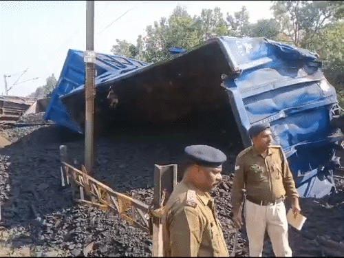 ट्रैक पर कोयले का ढेर लगा हुआ है।