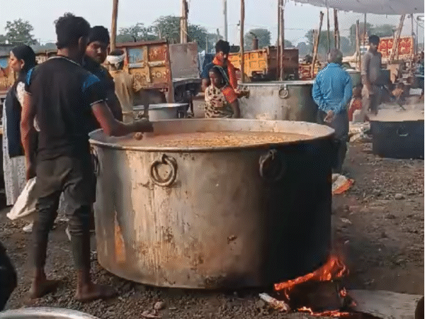 पदयात्रा में चल रहे भक्तों के लिए दोपहर से ही खाना बनाने की शुरुआत हो गई थी।