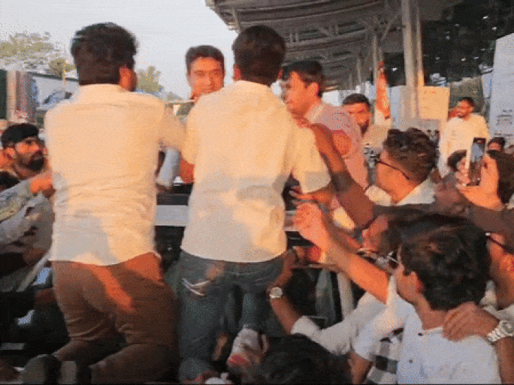 एयरपोर्ट पर माला पहनाने के लिए गाड़ी पर चढ़ गए नेता।