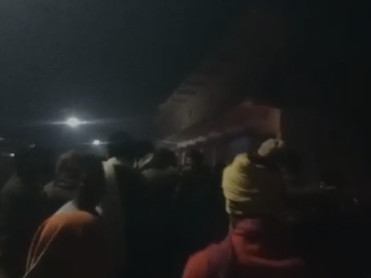 घटनास्थल पर जुटी भीड़।