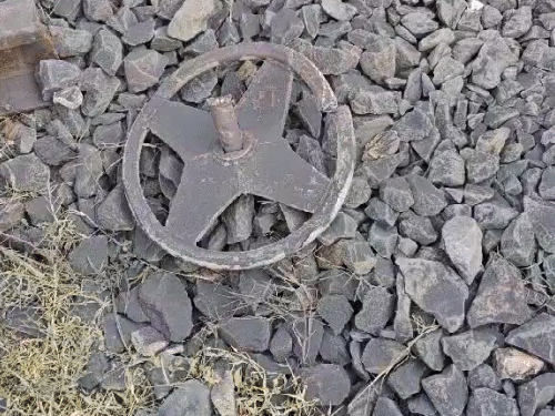 डिब्बों के साथ इस लाइन पर ओएचई तार और सिग्नल के खंभे भी डैमेज हुए हैं।