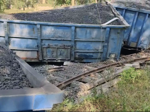 अप-डाउन दोनों तरफ की लाइनें डैमेज हुई हैं।