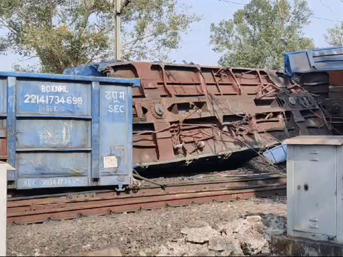 हादसे के बाद एक के ऊपर एक चढ़े हुए डिब्बे।