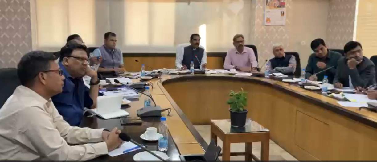 हाईसिक्योरिटी रजिस्ट्रेशन प्लेट अप्रैल 2019 से पहले के वाहनों में लगाने का निर्णय लेते हुए परिवहन अधिकारी।
