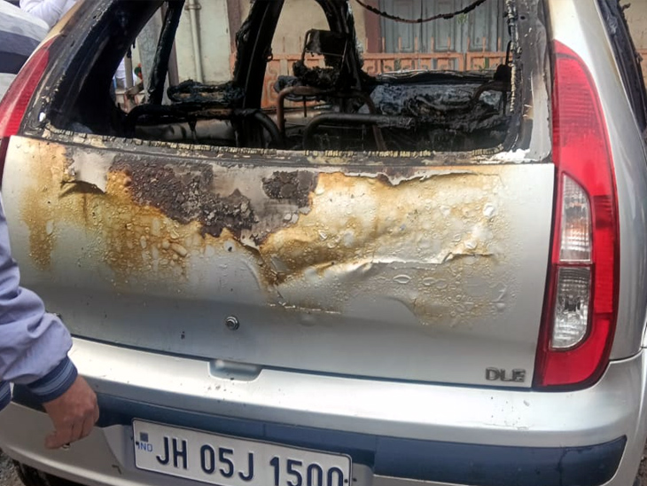कार के अंदर का हिस्सा आग लगने से पूरी तरह बर्बाद हाे गया।