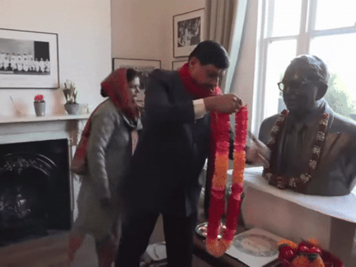 सीएम ने डॉ. भीमराव अंबेडकर की प्रतिमा पर माल्यार्पण किया।