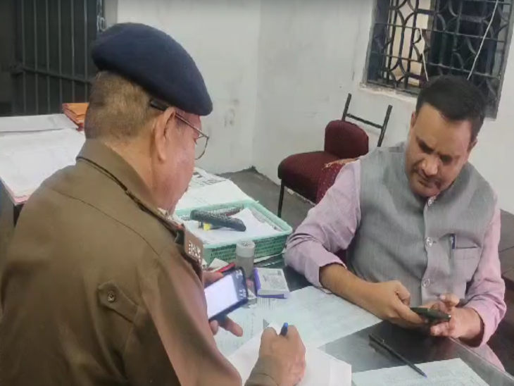 डॉक्टर सलीम राज ने आजाद चौक थाने पहुंचकर पुलिस से शिकायत की है।