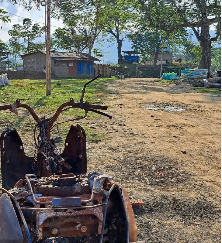 जकुराडोर गांव से सामने ही CRPF का कैंप दिखता है। इसके बावजूद मिलिटेंट्स ने गांव पर हमला किया।