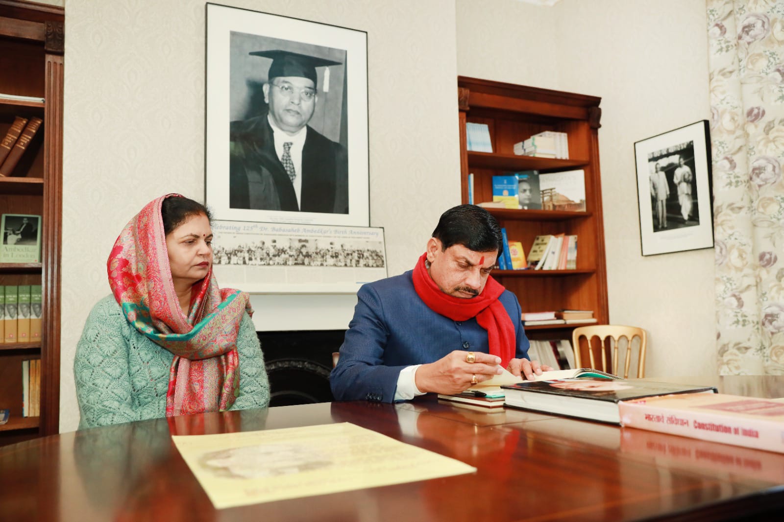 सीएम ने पत्नी के साथ लंदन के अंबेडकर हाउस पहुंचकर बाबासाहब से जुड़ी स्मृतियों को देखा