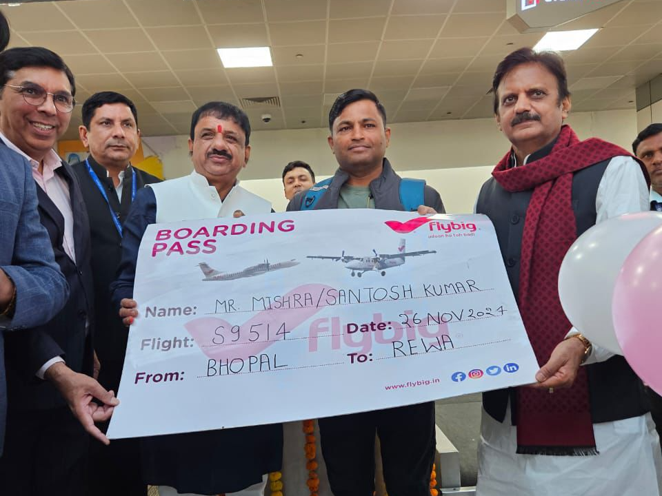 फ्लाइट से सफर करने वाले पहले यात्री संतोष कुमार मिश्रा को सांकेतिक रूप से टिकट देते डिप्टी सीएम राजेंद्र शुक्ल और सांसद आलोक शर्मा। - Dainik Bhaskar