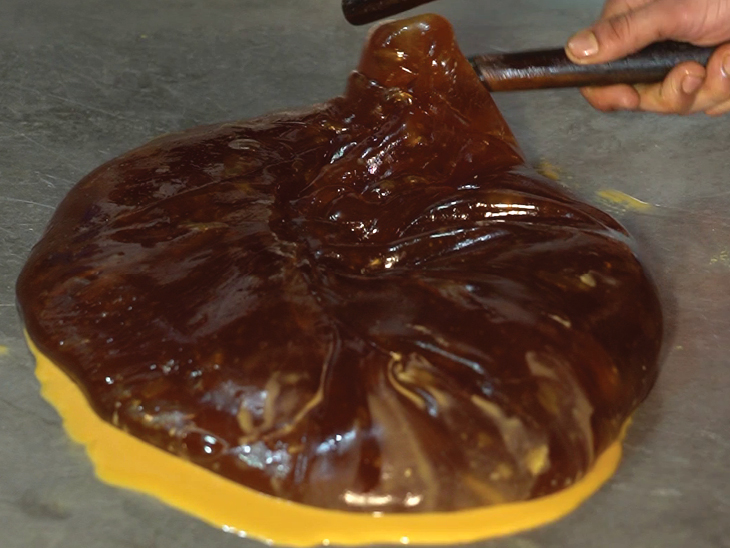 In this way, gram flour and flour solution is mixed in the syrup.