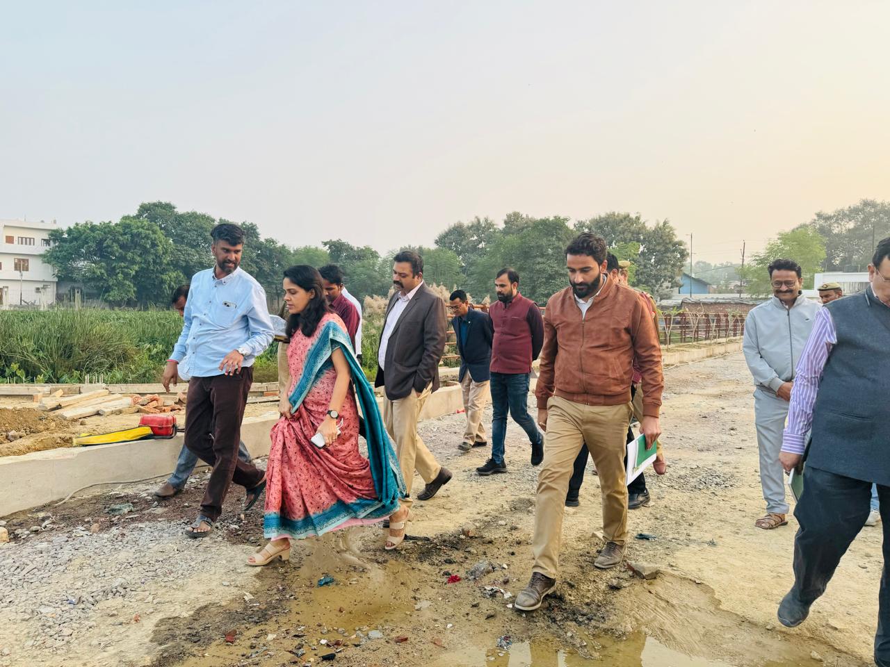 अटल पार्क निर्माण स्थल पर चल रहे कार्यों का निरीक्षण करती मंडलायुक्त और संबंधित अधिकारियों की टीम।