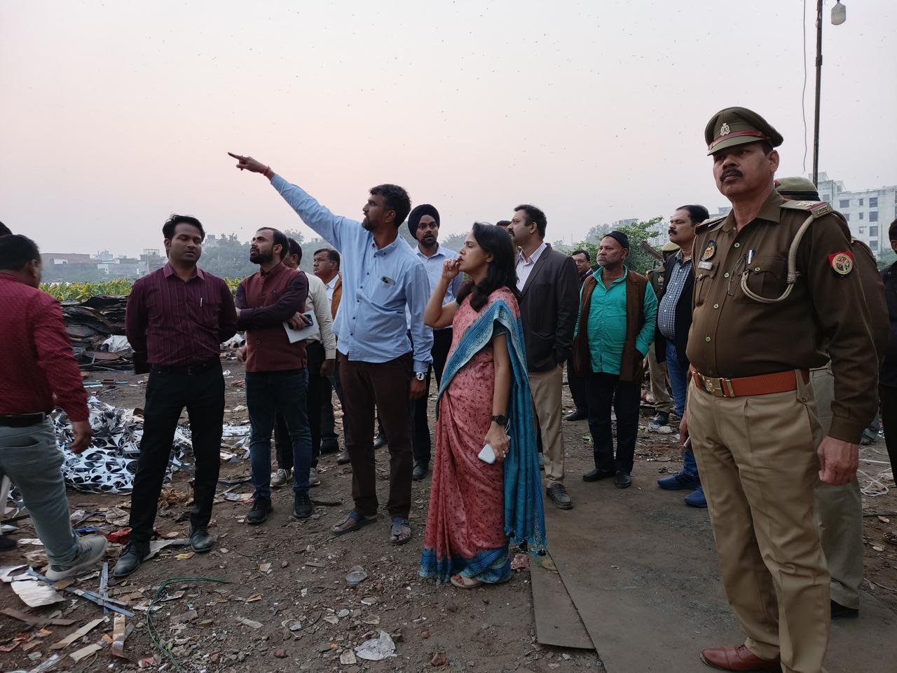 जमुना झील के पास अतिक्रमण की स्थिति का जायजा लेते हुए नगर आयुक्त इंद्रजीत सिंह और एलडीए उपाध्यक्ष प्रथमेश कुमार।
