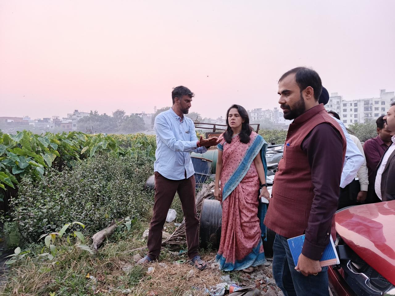 मोती झील निरीक्षण के दौरान मंडलायुक्त डॉ. रोशन जैकब अधिकारियों को निर्देश देते हुए।