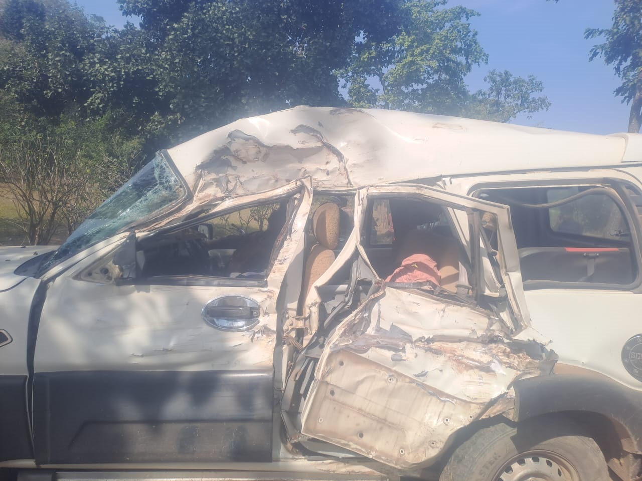 The car collided with a tree, 4 youths were injured while going to ...