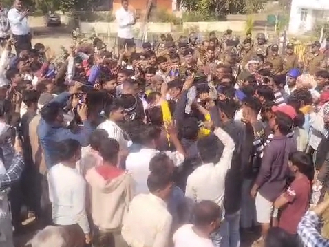 एनएच-46 पर ग्रामीणों ने शव रखकर चक्का जाम किया।