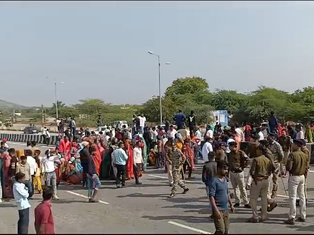 प्रदर्शन को देखते हुए हाईवे पर भारी पुलिस बल भी तैनात रहा।