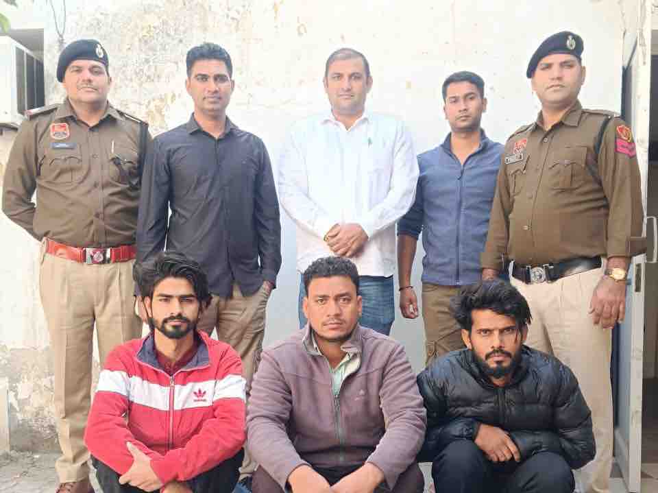 पुलिस की गिरफ्त में आरोपी। - Dainik Bhaskar