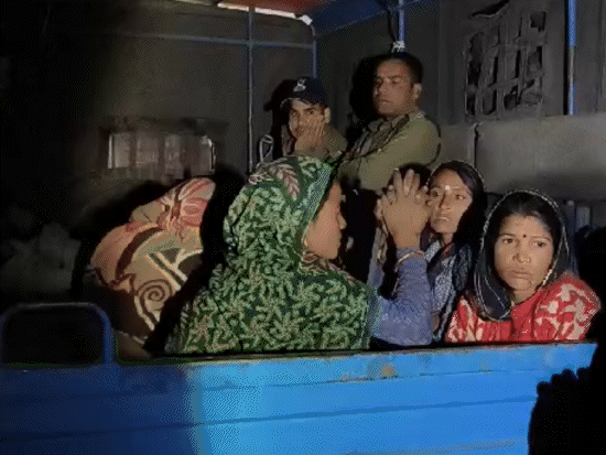 बंजारा समाज की महिलाओं ने पुलिस की गाड़ी में शरण ली थी।