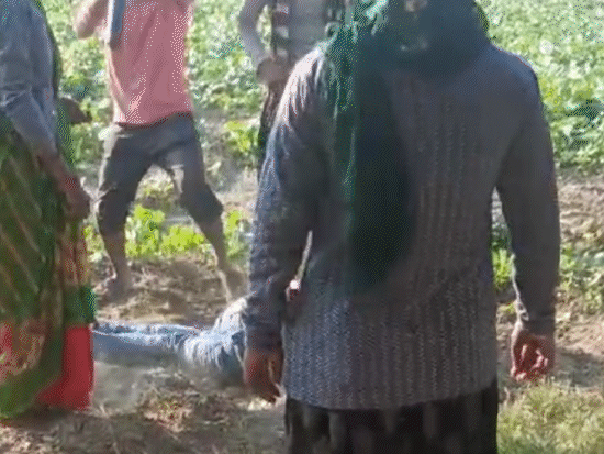 सरपंच ने परिवार के साथ लाठियों से पीट-पीट कर नारद की हत्या कर दी।