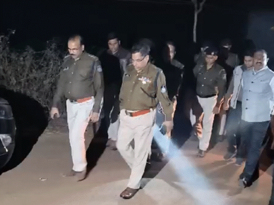 कलेक्टर डॉ. सतेंद्र सिंह और SP संजीव कुमार सिन्हा मौके पर पहुंचे और लोगों से बात की थी।