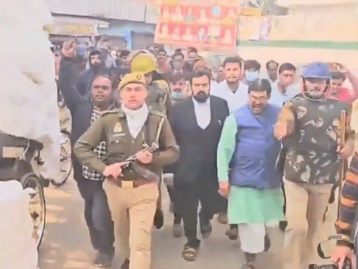 वीडियो में पुलिस के पीछे काले कोट में विष्णु शंकर जैन हैं। उनके बगल में कुर्ता पहने शख्स सुंदरलाल तिवारी हैं।