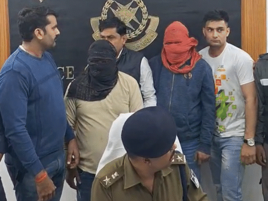 पुलिस ने प्रेस कॉन्फ्रेंस में आरोपियों को मीडिया के सामने पेश किया।