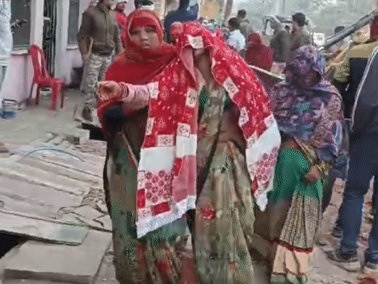 हादसे के बाद परिजन को खोने वाले लोगों को संभालना मुश्किल हो गया था।
