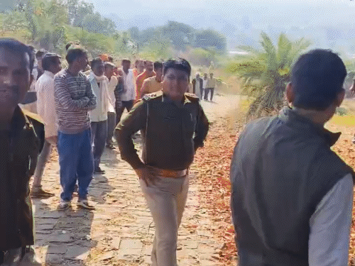 पुलिस को शक है कि खूबचंद ने पत्नी की हत्या के बाद सिर पेड़ में रख दिया।