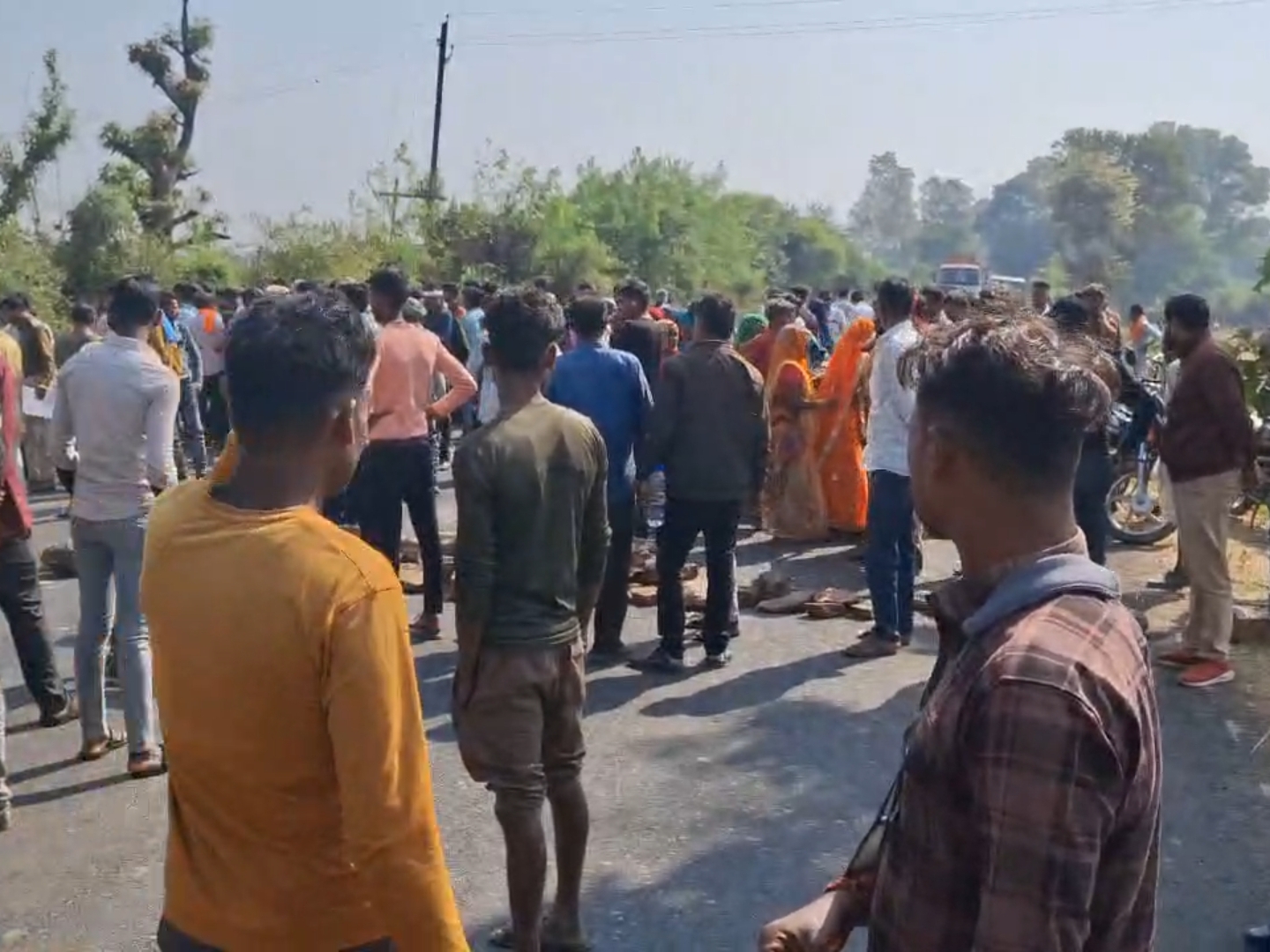 A young man walking on foot died after being hit by a trolley | ट्रॉले ...