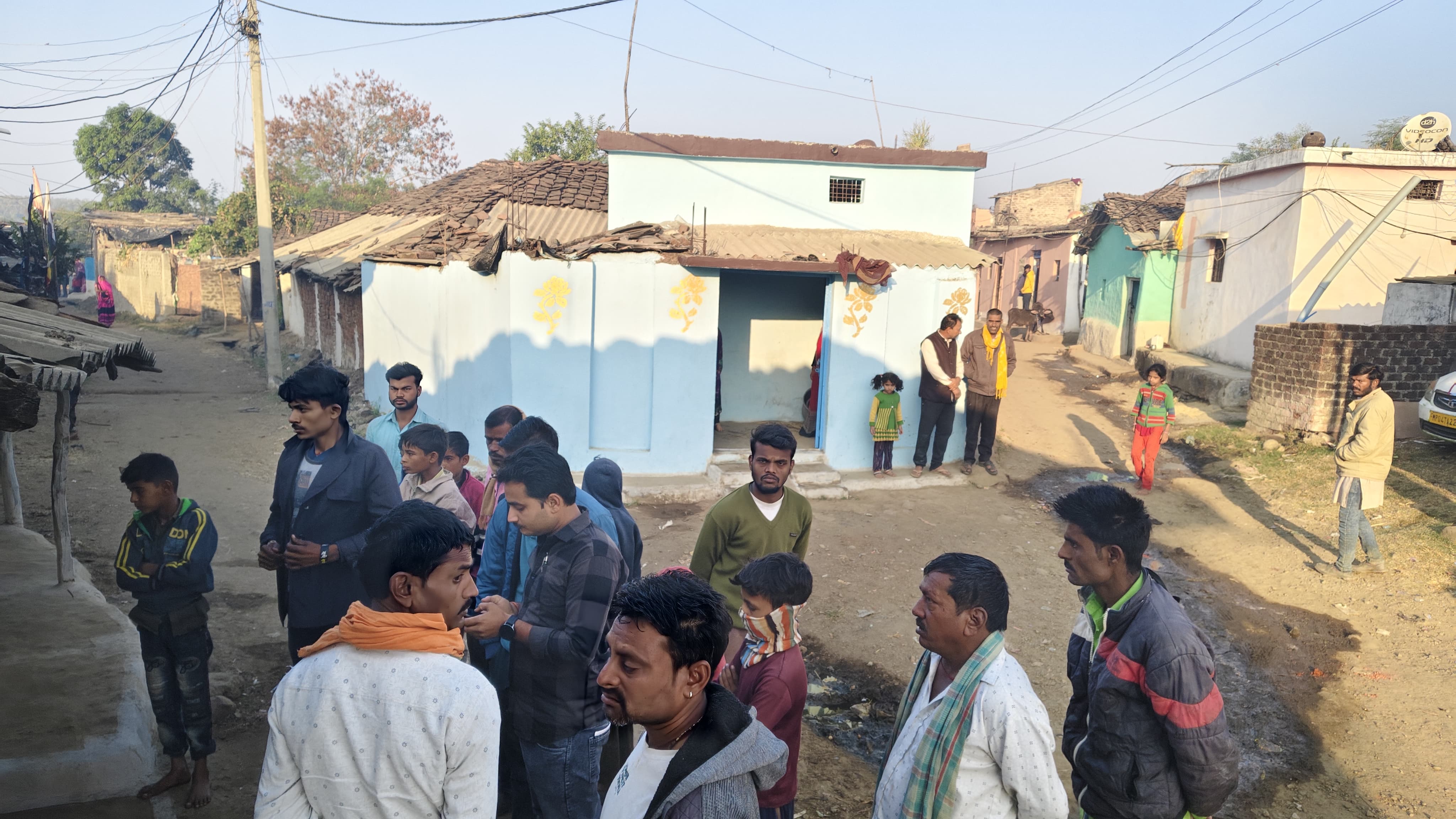 पुलिस ने खूबचंद की तलाश में टीमें रवाना की हैं।