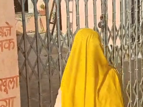 महिलाओं का आरोप है कि 10 दिन से मंदिर में ताला लगा था इसलिए उन्होंने इसे तोड़ दिया।