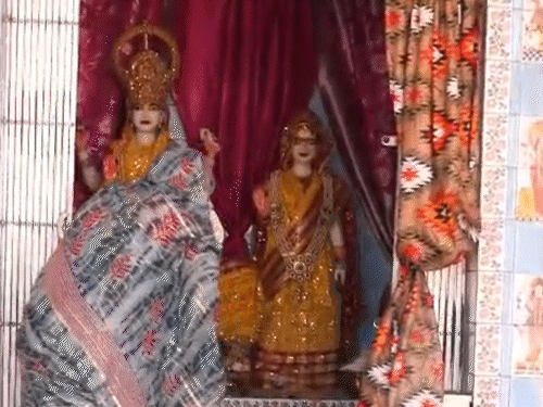 इस मंदिर में लक्ष्मीनारायण जी, भोलनाथ, हनुमान जी के भी मंदिर है।