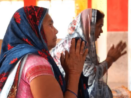 मंदिर का ताला तोड़ने के बाद महिलाओं ने अंदर जाकर पूजा-अर्चना की।