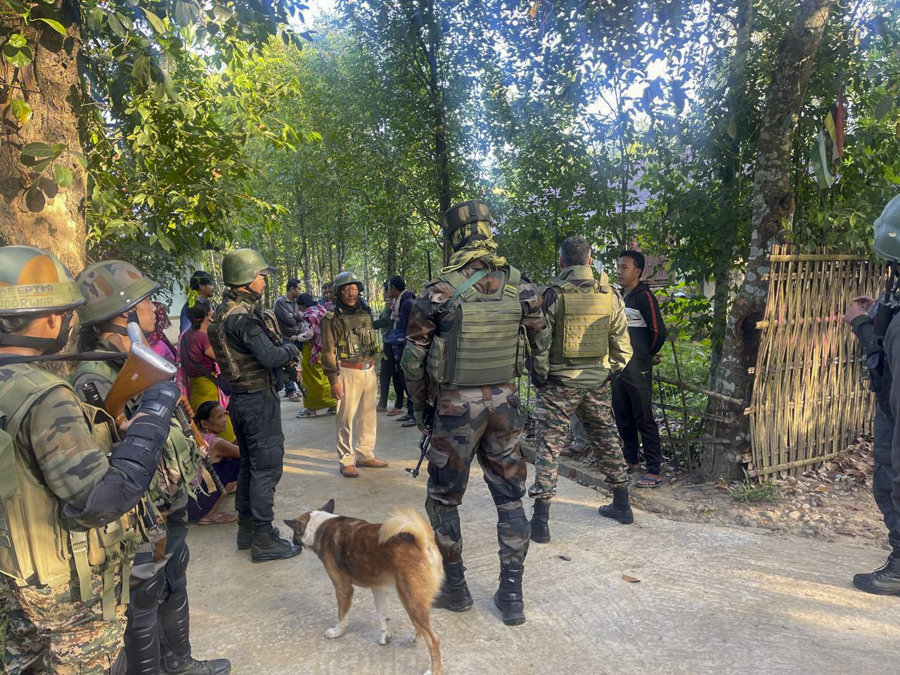 जिरीबाम में सर्च ऑपरेशन को अंजाम देते केंद्रीय सुरक्षा बलों के जवान।