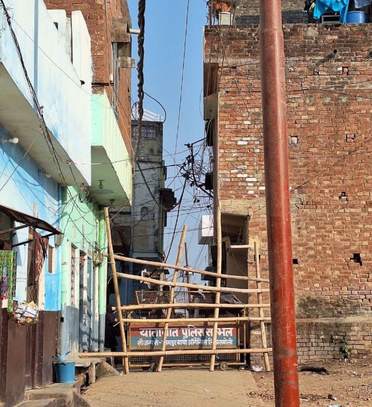 कोट पूर्वी इलाका मस्जिद के ठीक सामने है। फिलहाल गली के बाहर पुलिस ने बैरिकेडिंग कर दी है। इलाके में अंदर भी जगह-जगह पुलिस तैनात है।