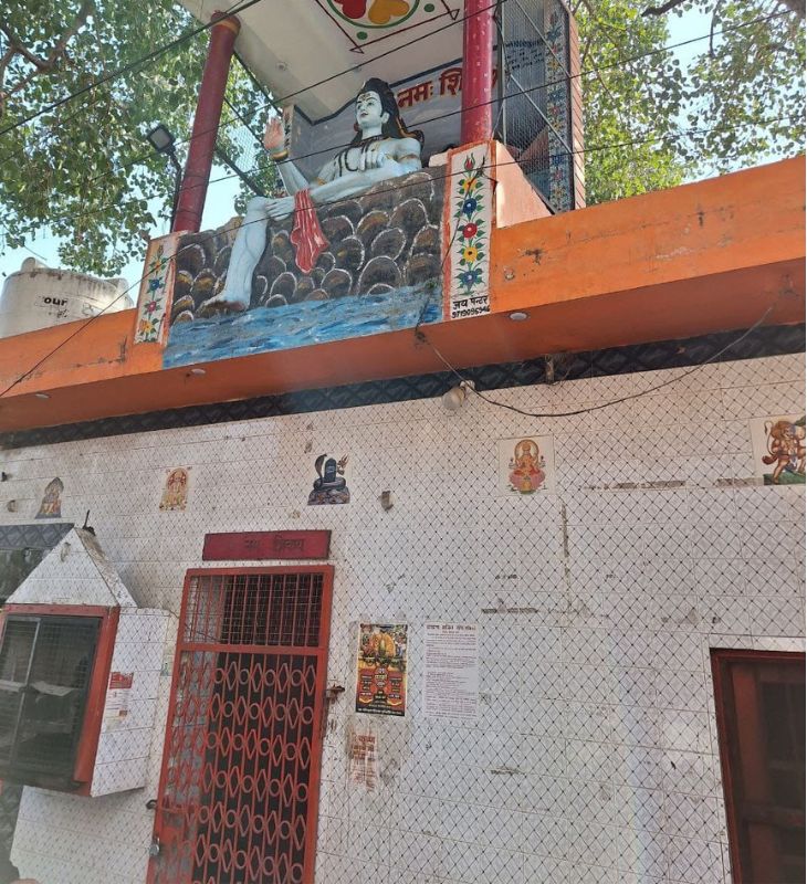 सुंदरलाल तिवारी इसी मंदिर में पुजारी हैं। मंदिर सरथल चौकी के बगल में है। नारेबाजी का वीडियो इसी चौकी के सामने का है।
